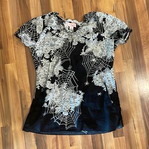 Spiderweb Halloween Scrub top women’s medium Koi